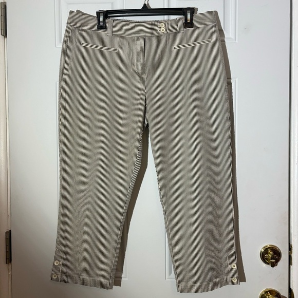 ❤️2/$15 or 3/$21❤️ Ann Taylor Loft Grey/White Seersucker Crop Pants, Size 14 - Picture 1 of 10